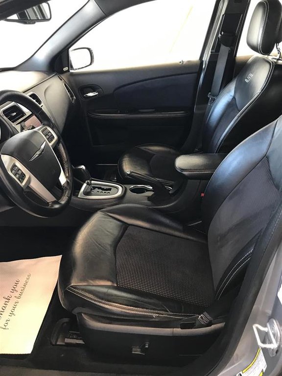 Meadowvale Honda 2013 Chrysler 200 S Sedan 13546ab