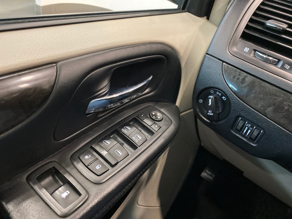 Triple Seven Chrysler 2017 Dodge Grand Caravan Crew Bluetooth, Keyless Entry, DVD Player