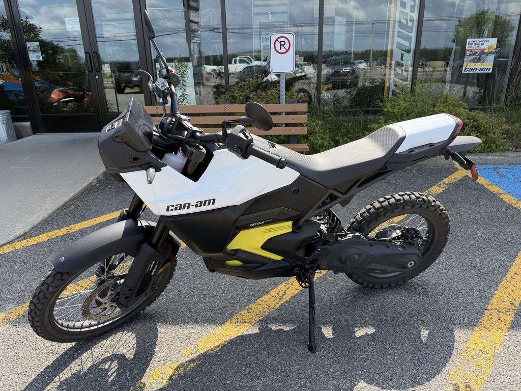 Can-Am ORIGIN Electrique  2025 à Charlemagne, Québec - 1 - w1024h768px