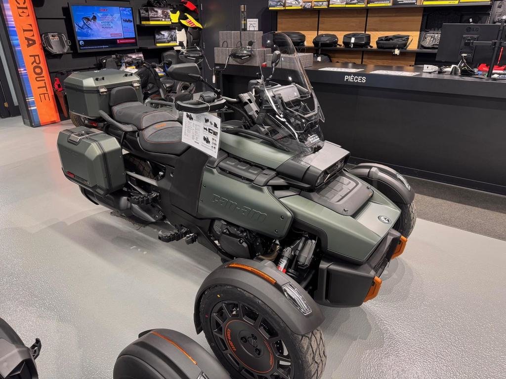 Can-Am Canyon Redrock  2025 à Charlemagne, Québec - 1 - w1024h768px
