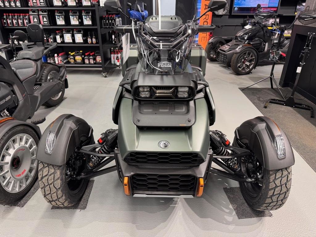 Can-Am Canyon Redrock  2025 à Charlemagne, Québec - 2 - w1024h768px