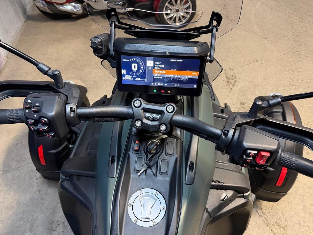 Can-Am CANYON REDROCK  2025 à Charlemagne, Québec - 7 - w1024h768px