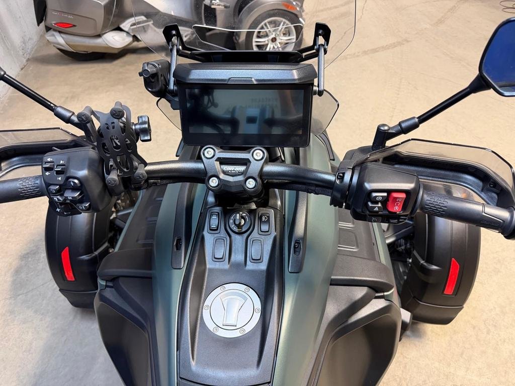 Can-Am CANYON REDROCK  2025 à Charlemagne, Québec - 8 - w1024h768px