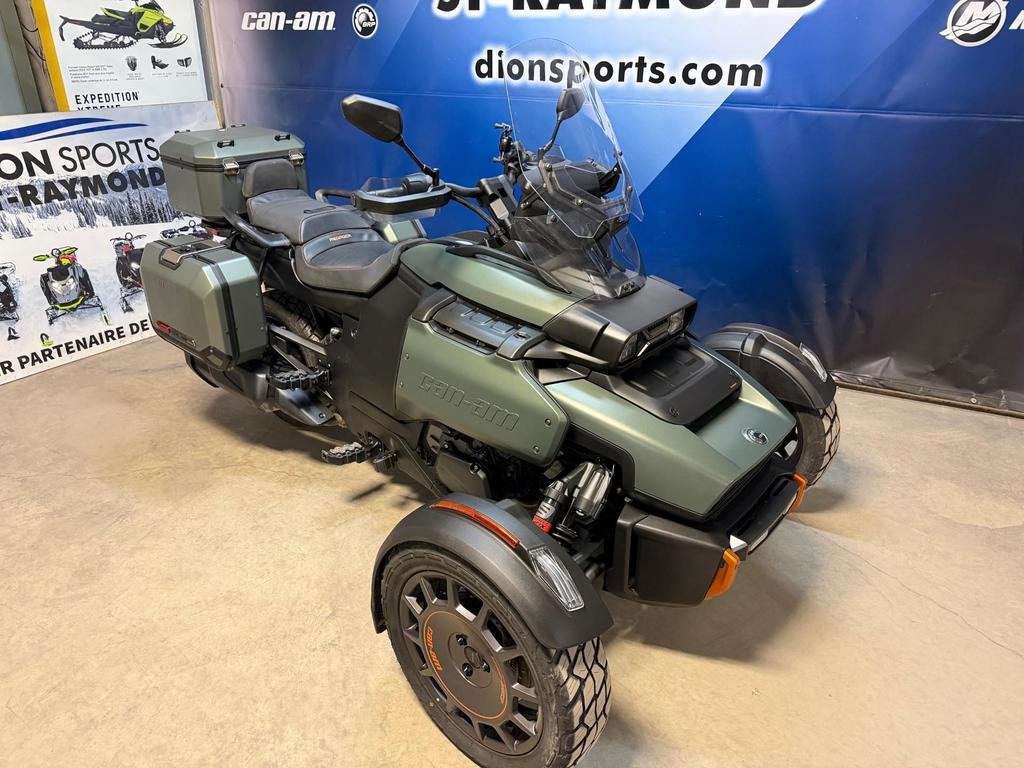 Can-Am CANYON REDROCK  2025 à Charlemagne, Québec - 2 - w1024h768px