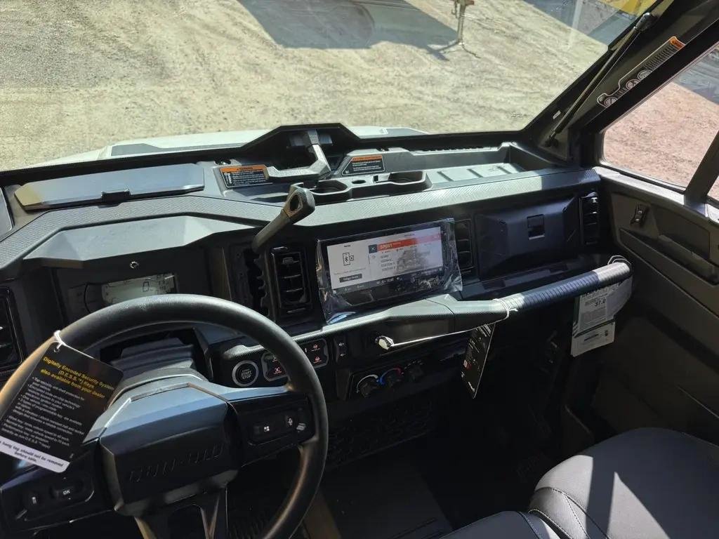 2026 Can-Am DEFENDER LIMITED CAB HD11 in Charlemagne, Quebec - 4 - w1024h768px