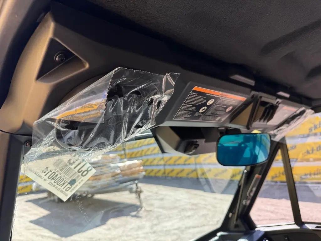 2026 Can-Am DEFENDER LIMITED CAB HD11 in Charlemagne, Quebec - 5 - w1024h768px