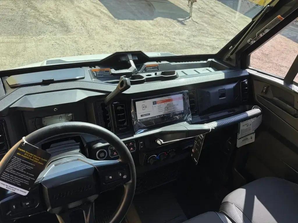 2026 Can-Am DEFENDER LIMITED CAB HD11 in Charlemagne, Quebec - 4 - w1024h768px