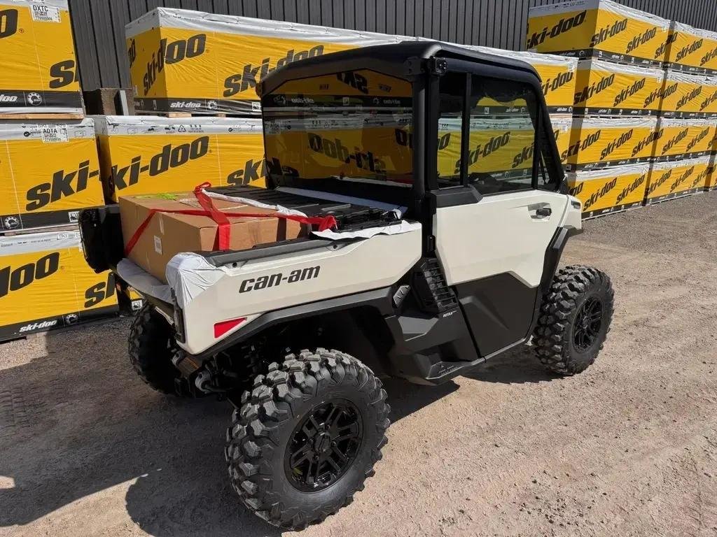 2026 Can-Am DEFENDER LIMITED CAB HD11 in Charlemagne, Quebec - 7 - w1024h768px
