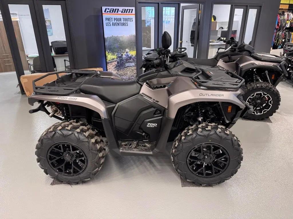 2025 Can-Am OUTLANDER 700 XT in Charlemagne, Quebec - 1 - w1024h768px