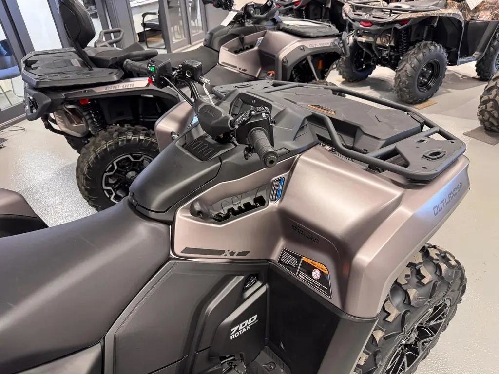 2025 Can-Am OUTLANDER 700 XT in Charlemagne, Quebec - 3 - w1024h768px