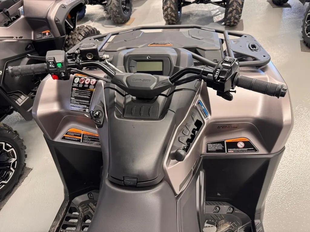 2025 Can-Am OUTLANDER 700 XT in Charlemagne, Quebec - 5 - w1024h768px