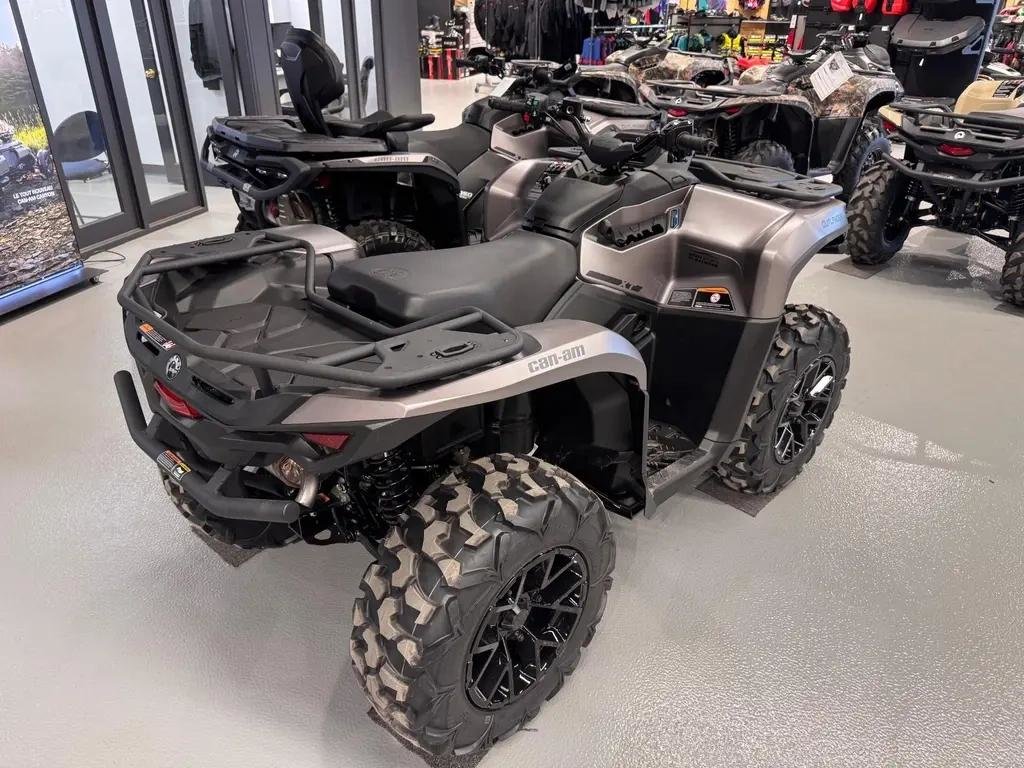 2025 Can-Am OUTLANDER 700 XT in Charlemagne, Quebec - 4 - w1024h768px