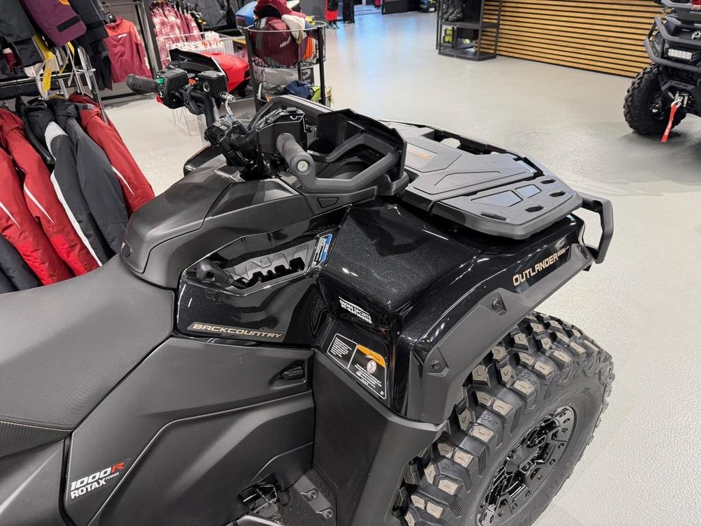 2026 Can-Am OUTLANDER MAX 6X6 BACKCOUNTRY 1000 in Charlemagne, Quebec - 2 - w1024h768px
