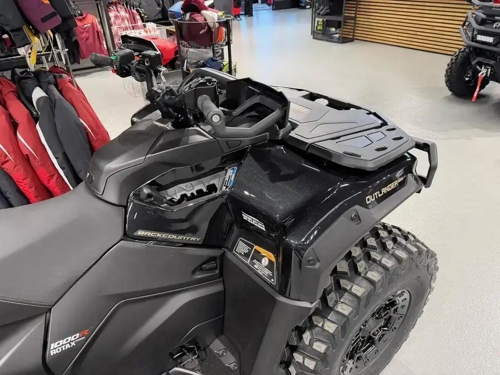 Can-Am OUTLANDER MAX 6X6 BACKCOUNTRY 1000R  2026 à Charlemagne, Québec - 5 - w1024h768px