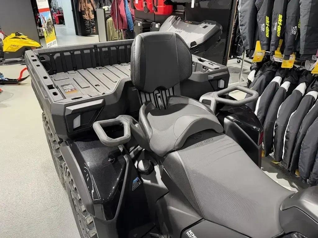 Can-Am OUTLANDER MAX 6X6 BACKCOUNTRY 1000R  2026 à Charlemagne, Québec - 4 - w1024h768px