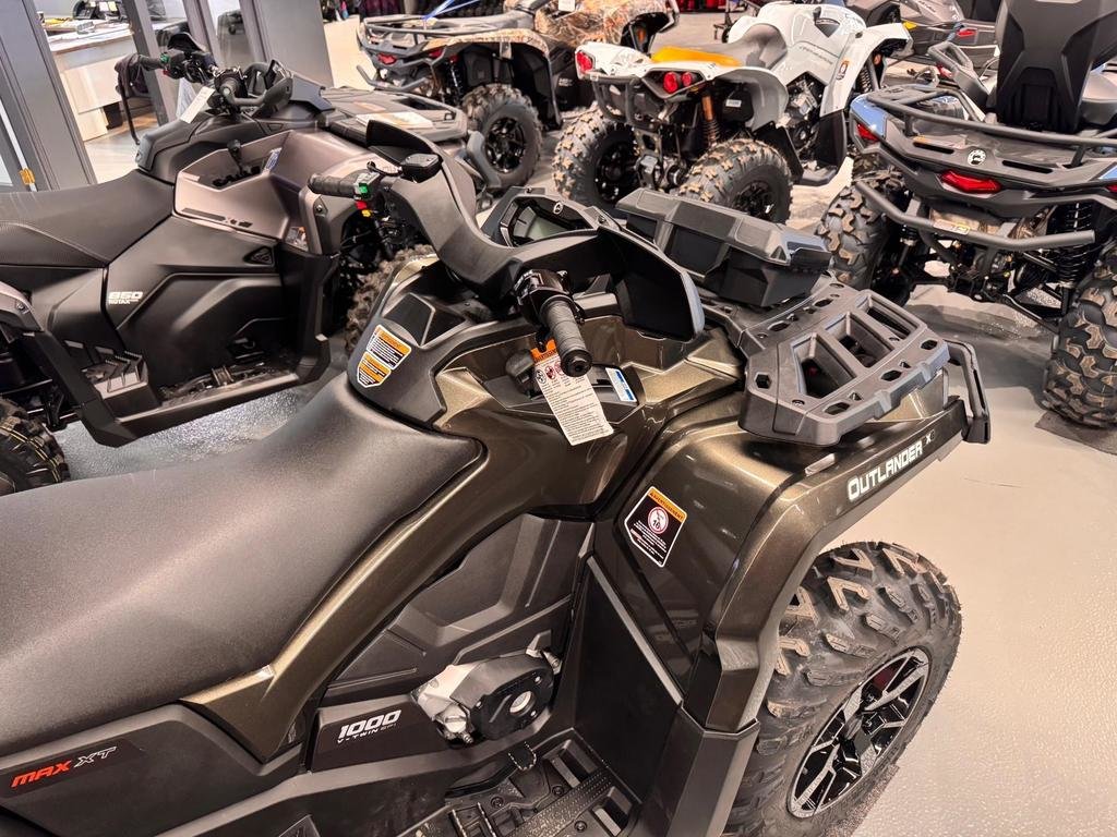 Can-Am Outlander Max 6x6 XT 1000  2025 à Charlemagne, Québec - 2 - w1024h768px