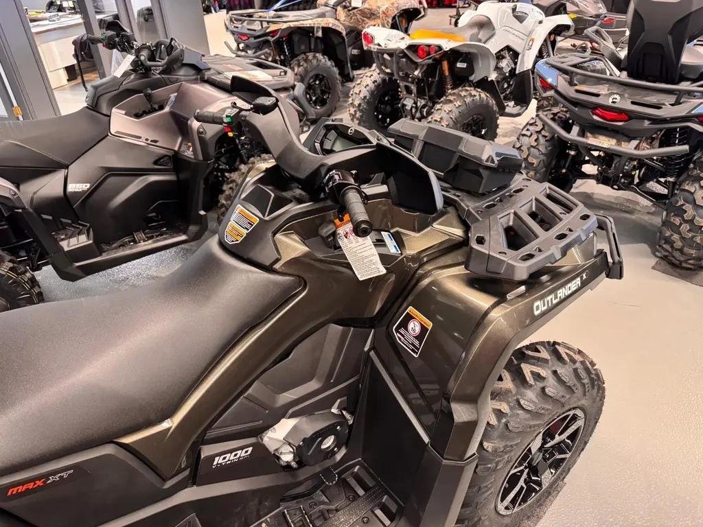 2025 Can-Am Outlander Max 6x6 XT 1000 in Charlemagne, Quebec - 2 - w1024h768px