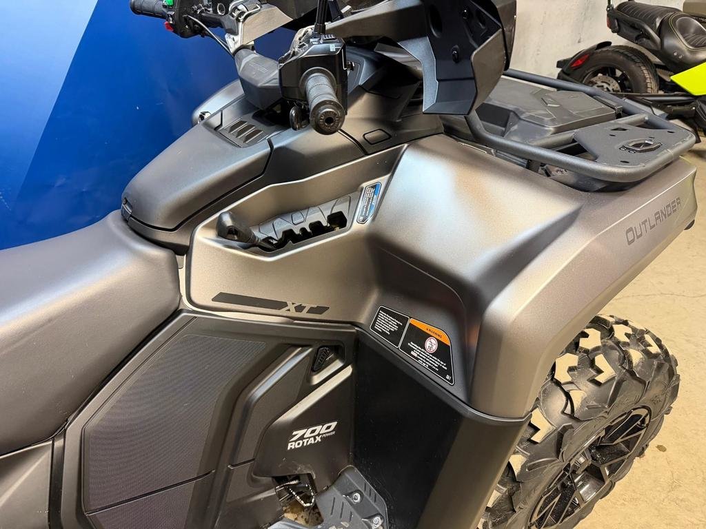 2025 Can-Am OUTLANDER MAX 700 XT Gar. 2028 in Charlemagne, Quebec - 4 - w1024h768px