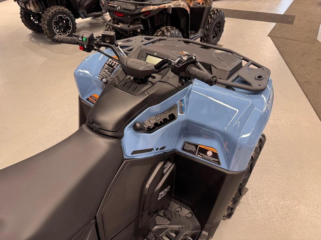 2025 Can-Am OUTLANDER  MAX 700 XT in Charlemagne, Quebec - 3 - w1024h768px