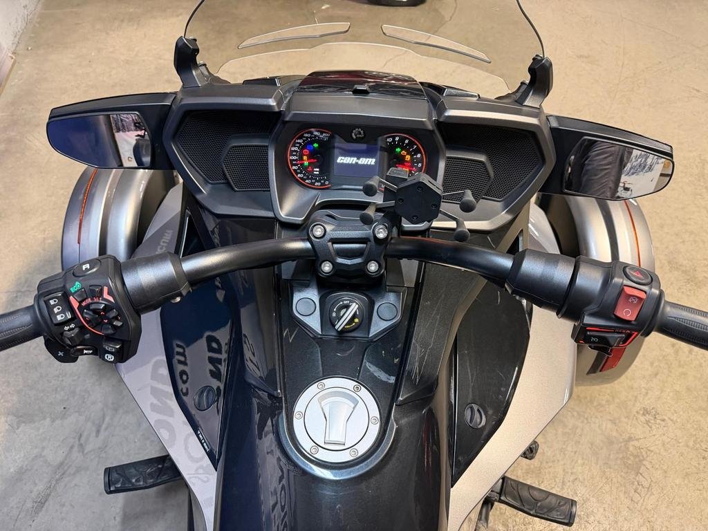 Can-Am SPYDER F3-T SE6  2017 à Charlemagne, Québec - 7 - w1024h768px