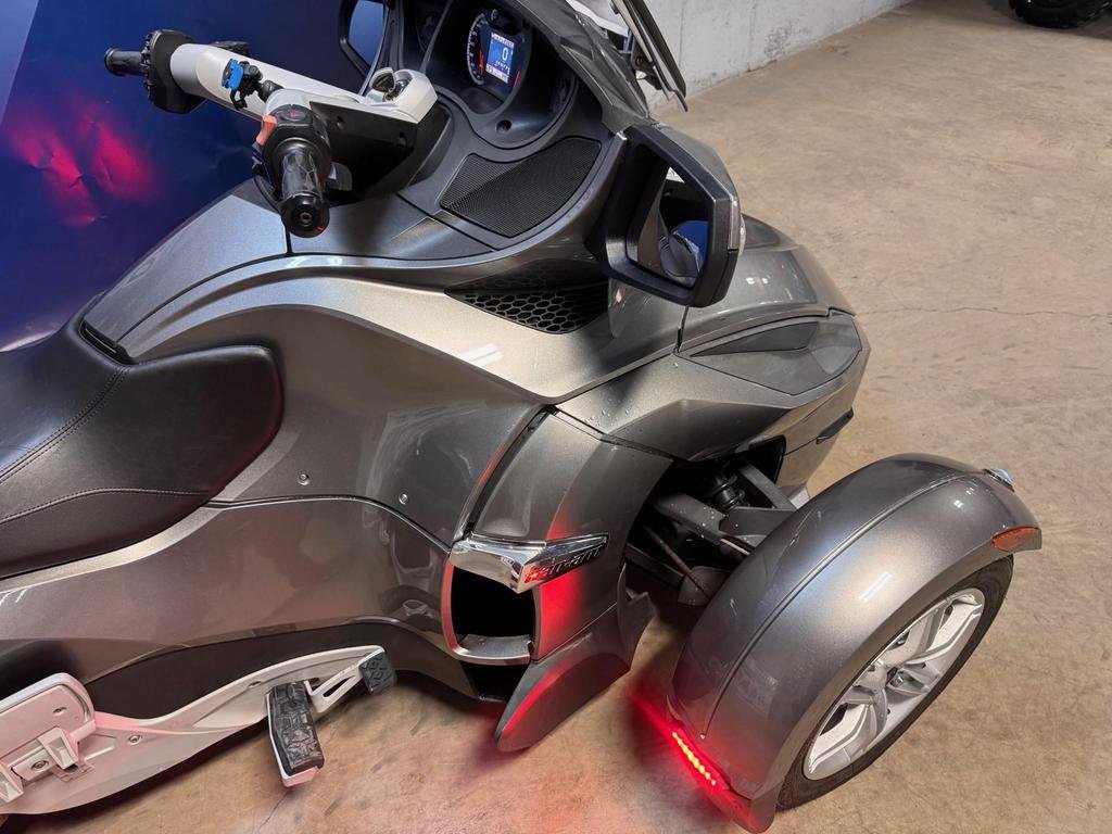 Can-Am SPYDER RT BASE SM5  2011 à Charlemagne, Québec - 4 - w1024h768px
