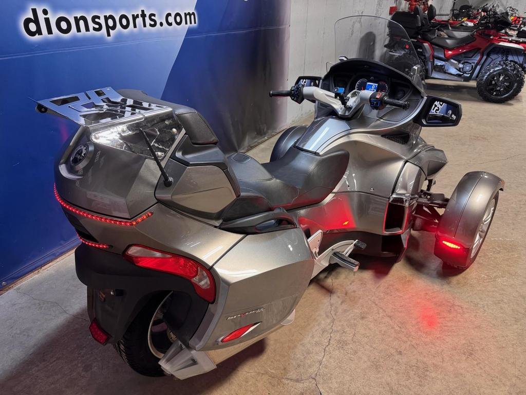 Can-Am SPYDER RT BASE SM5  2011 à Charlemagne, Québec - 6 - w1024h768px