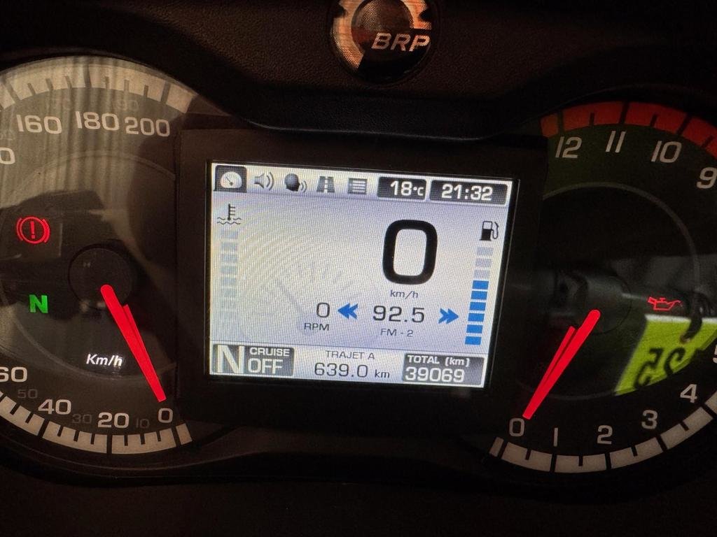 2011 Can-Am SPYDER RT BASE SM5 in Charlemagne, Quebec - 8 - w1024h768px