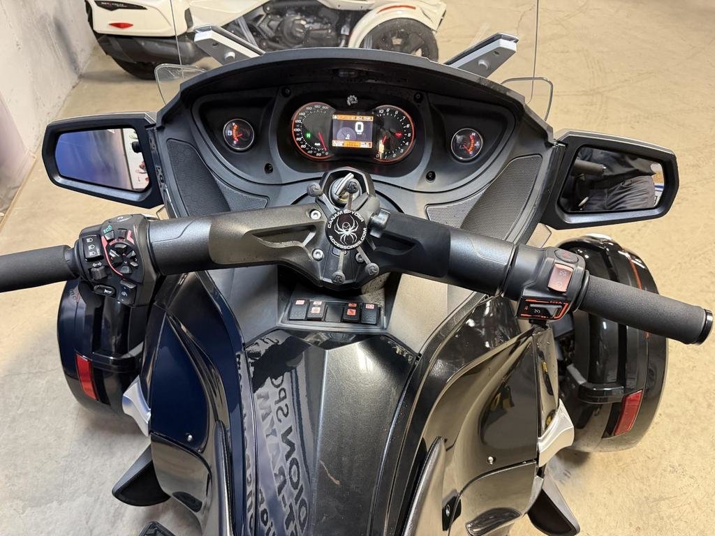 Can-Am SPYDER RT-S SE6 RT  2014 à Charlemagne, Québec - 8 - w1024h768px
