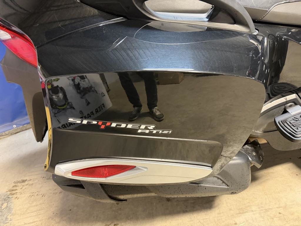 Can-Am SPYDER RT-S SE6 RT  2014 à Charlemagne, Québec - 7 - w1024h768px