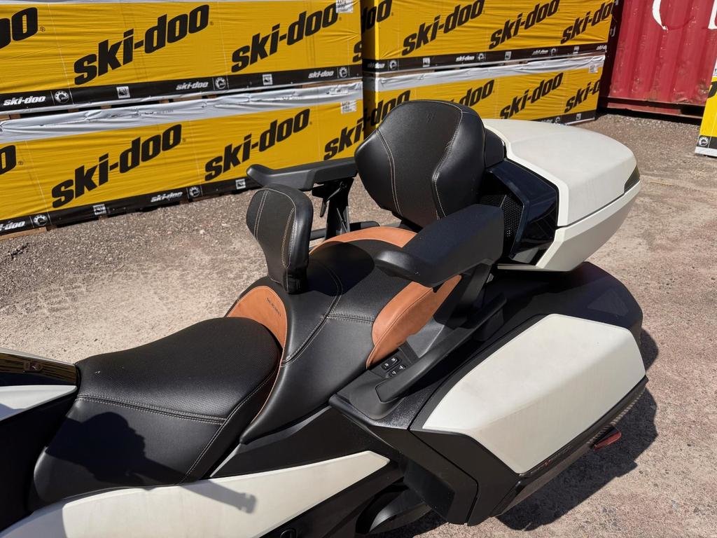 Can-Am SPYDER RT SEA TO SKY LIMITED  2024 à Charlemagne, Québec - 3 - w1024h768px