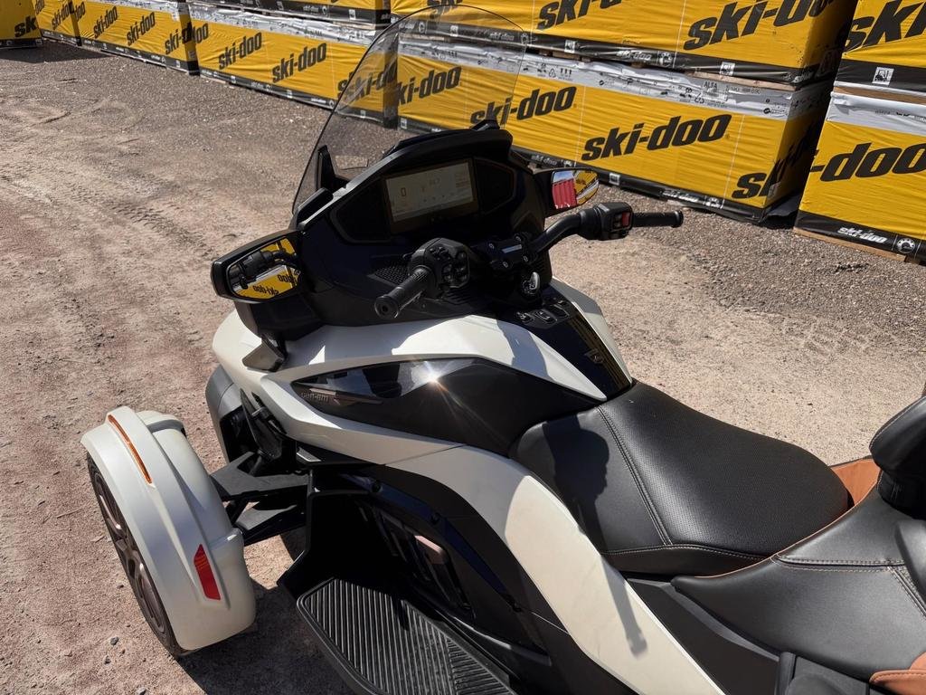 Can-Am SPYDER RT SEA TO SKY LIMITED  2024 à Charlemagne, Québec - 4 - w1024h768px