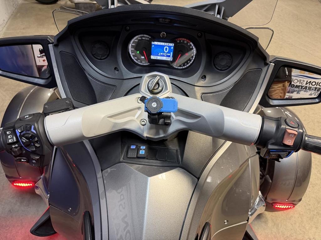Can-Am SPYDER RT SM5  2011 à Charlemagne, Québec - 7 - w1024h768px