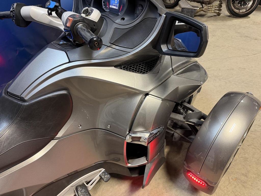Can-Am SPYDER RT SM5  2011 à Charlemagne, Québec - 4 - w1024h768px