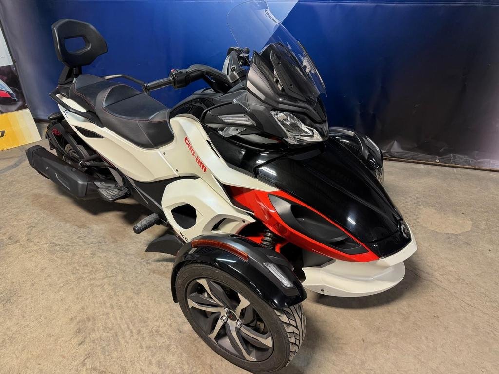 SPYDER ST-S SM5 STS  2015 à Charlemagne, Québec - 2 - w1024h768px