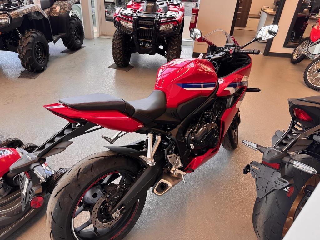 Honda CBR650RACS  2025 à Charlemagne, Québec - 5 - w1024h768px