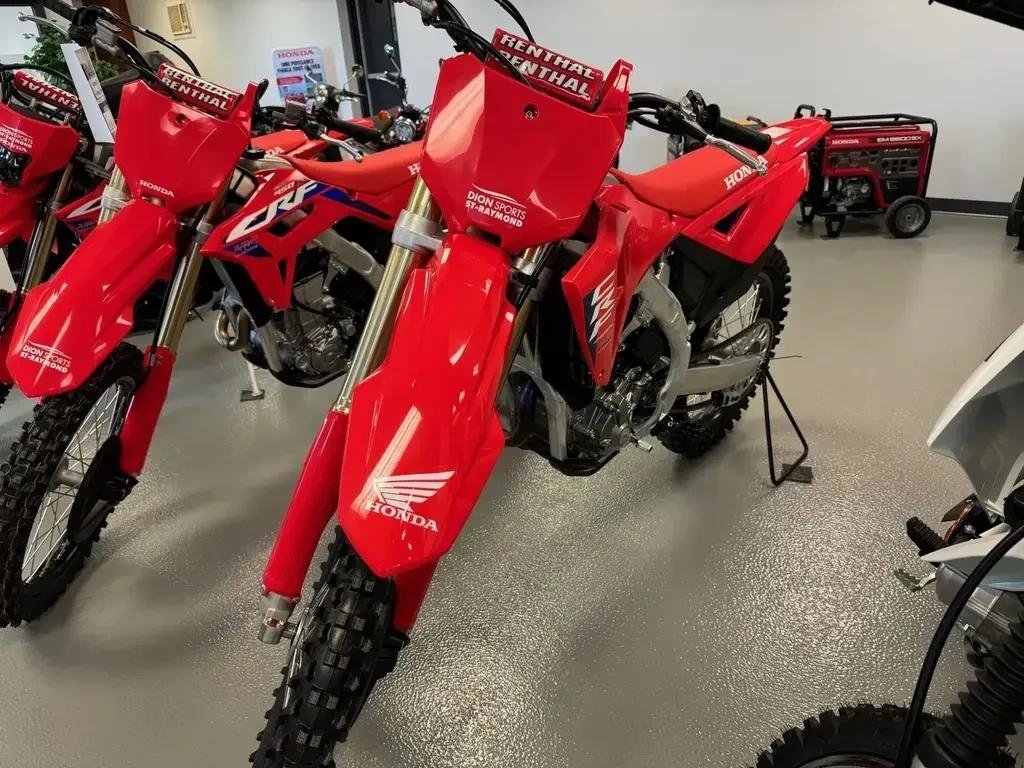 Honda CRF250R CRF 250 R  2025 à Charlemagne, Québec - 1 - w1024h768px