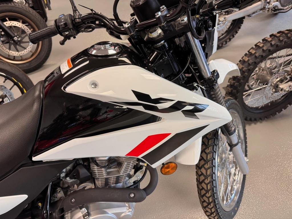 Honda XR150L  2024 à Charlemagne, Québec - 2 - w1024h768px