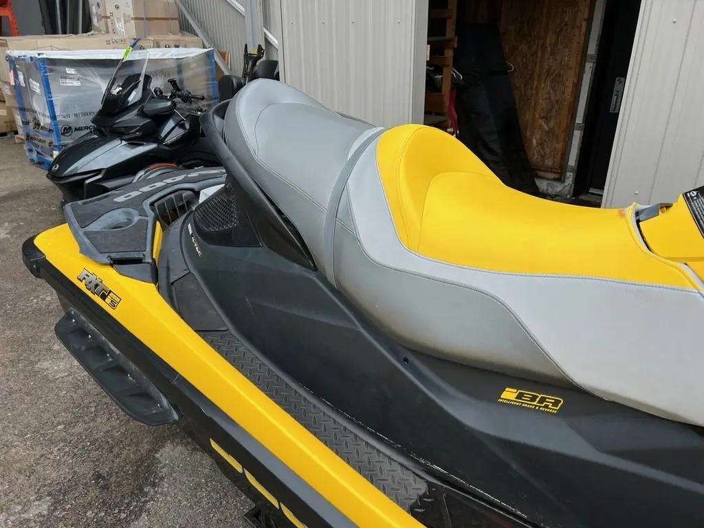 2009 Sea-Doo RXT 255 IS in Charlemagne, Quebec - 5 - w1024h768px