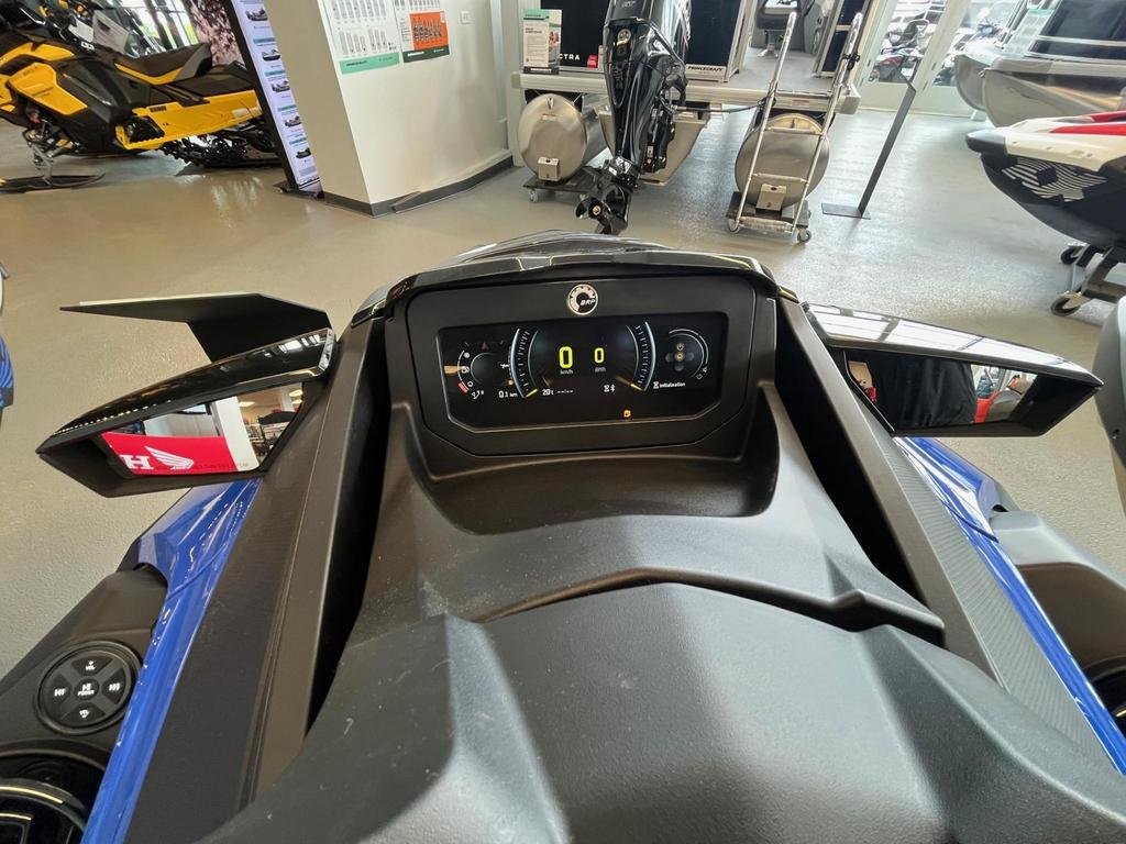 2025 Sea-Doo WAKE PRO 230 ROTAX 1630 ACE-230( Promo Financement ) in Charlemagne, Quebec - 5 - w1024h768px