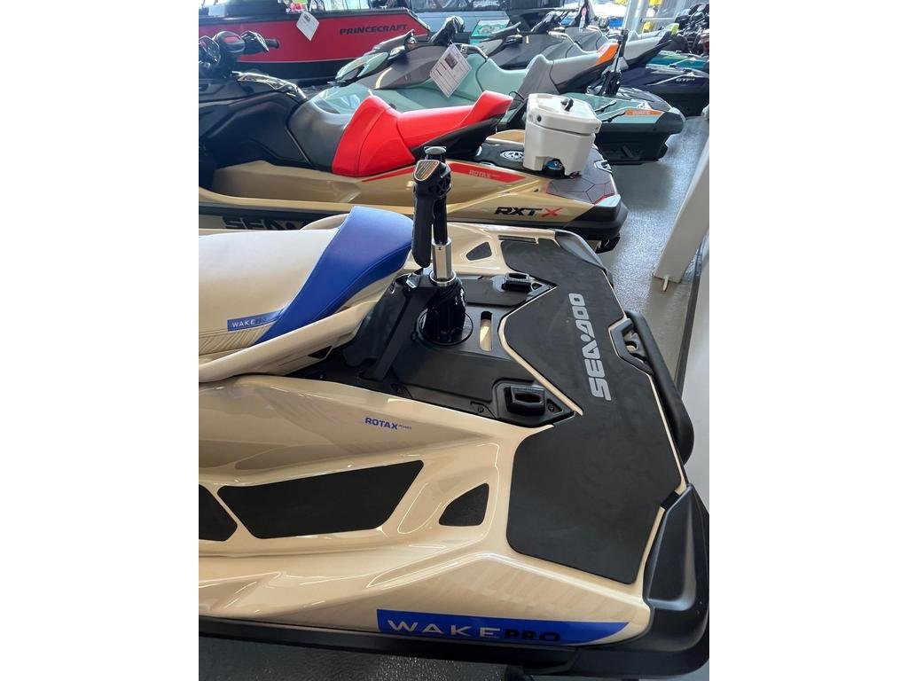 2025 Sea-Doo WAKE PRO 230 ROTAX 1630 ACE-230( Promo Financement ) in Charlemagne, Quebec - 7 - w1024h768px