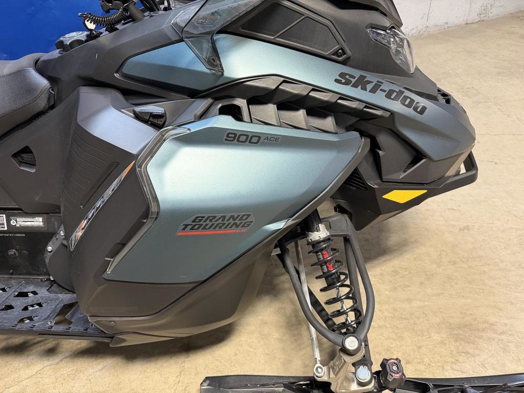 Ski-Doo GRAND TOURING LE PLATINUM 900 ACE  2026 à Charlemagne, Québec - 4 - w1024h768px