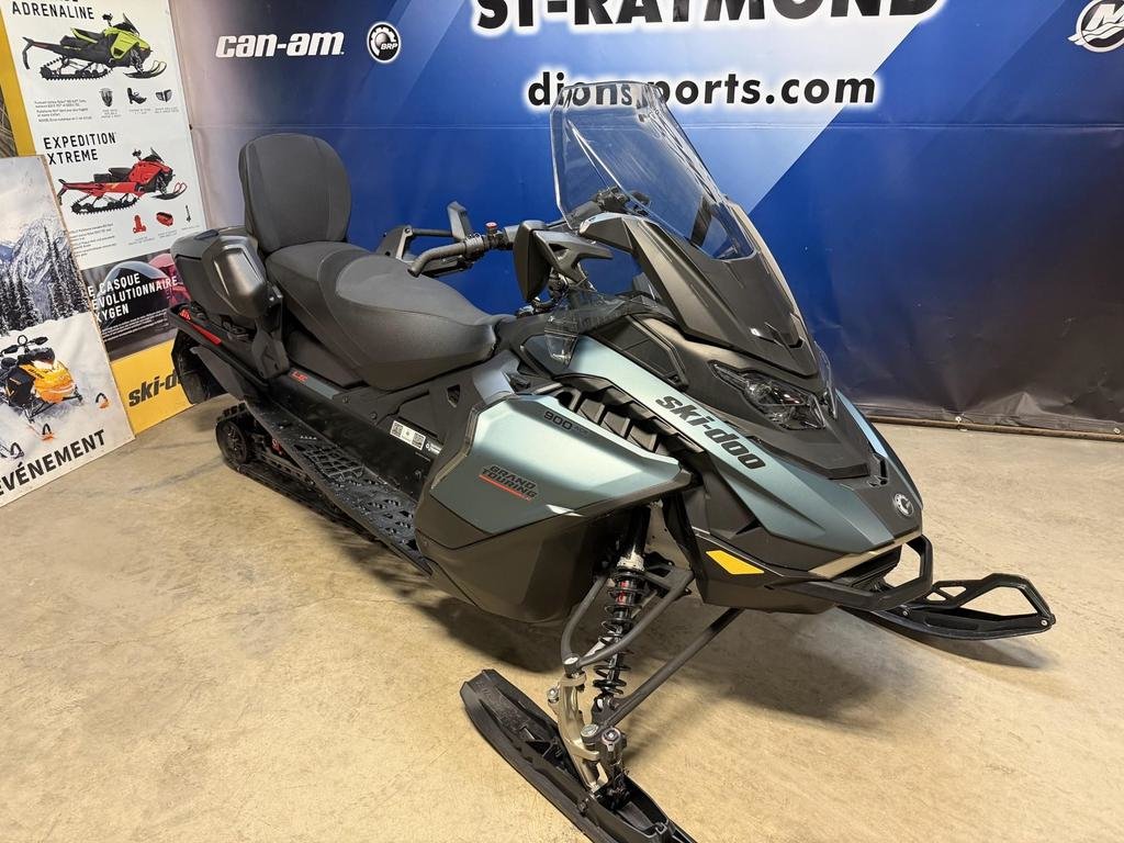 Ski-Doo GRAND TOURING LE PLATINUM 900 ACE  2026 à Charlemagne, Québec - 2 - w1024h768px