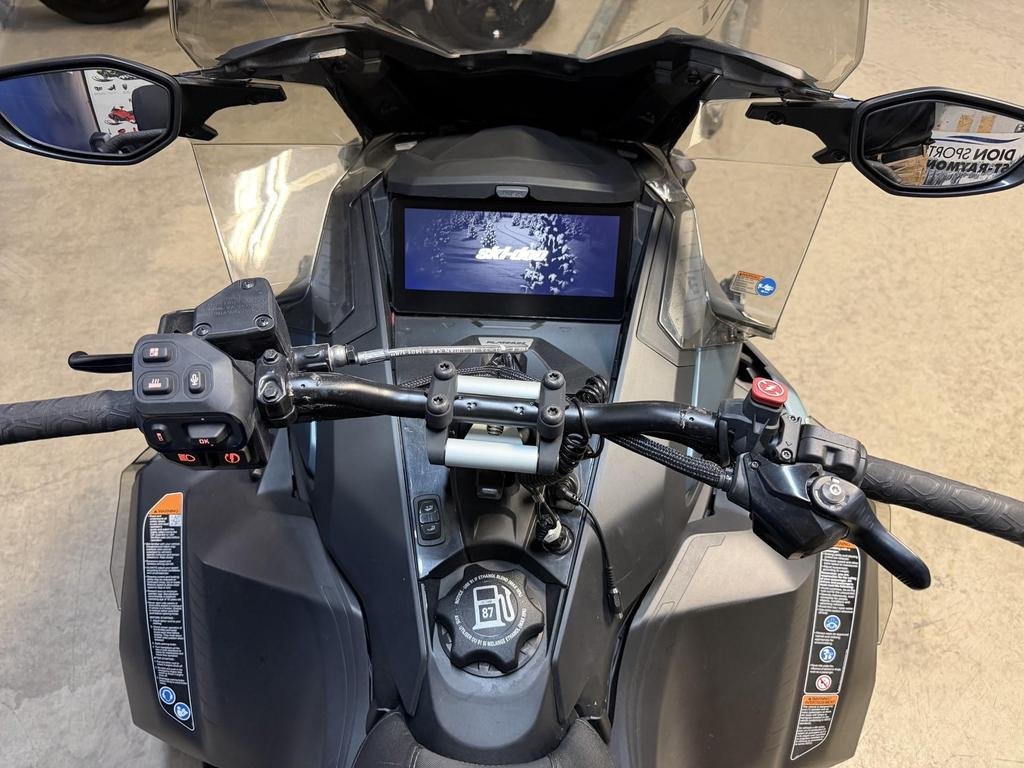 Ski-Doo GRAND TOURING LE PLATINUM 900 ACE  2026 à Charlemagne, Québec - 8 - w1024h768px
