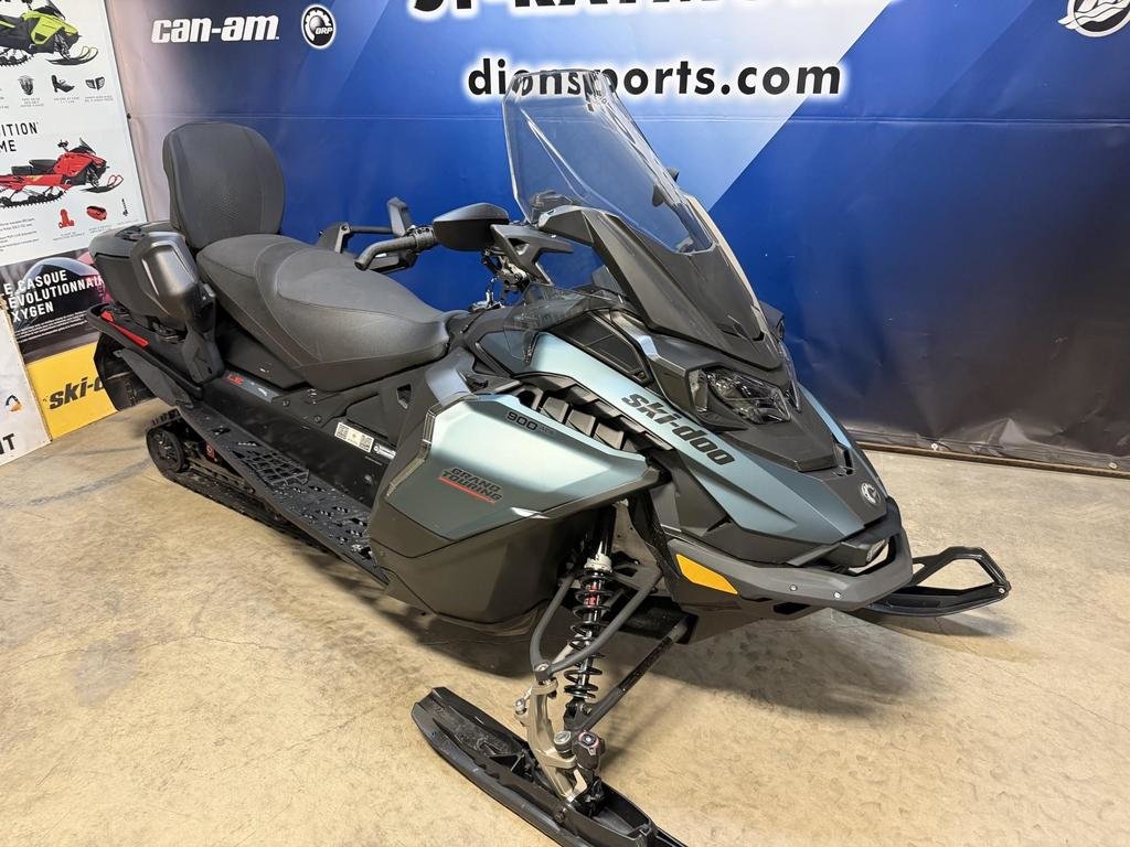 Ski-Doo GRAND TOURING LE PLATINUM 900 ACE  2026 à Charlemagne, Québec - 2 - w1024h768px