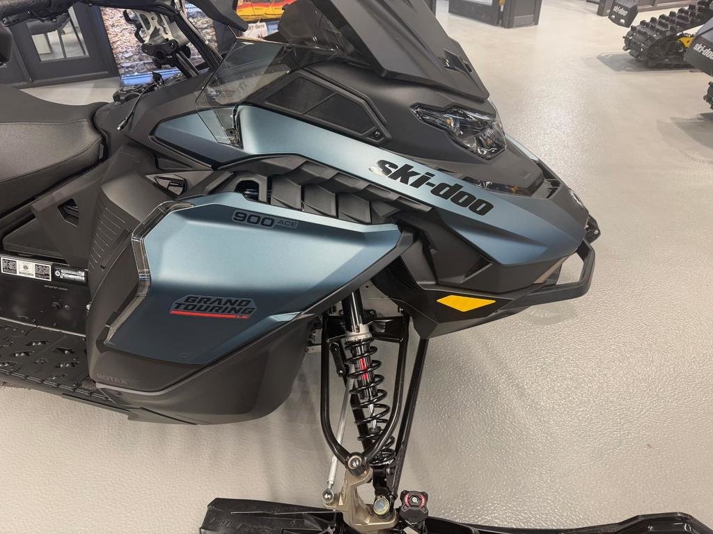 2026 Ski-Doo GRAND TOURING LE PLATINUM 900 in Charlemagne, Quebec - 6 - w1024h768px
