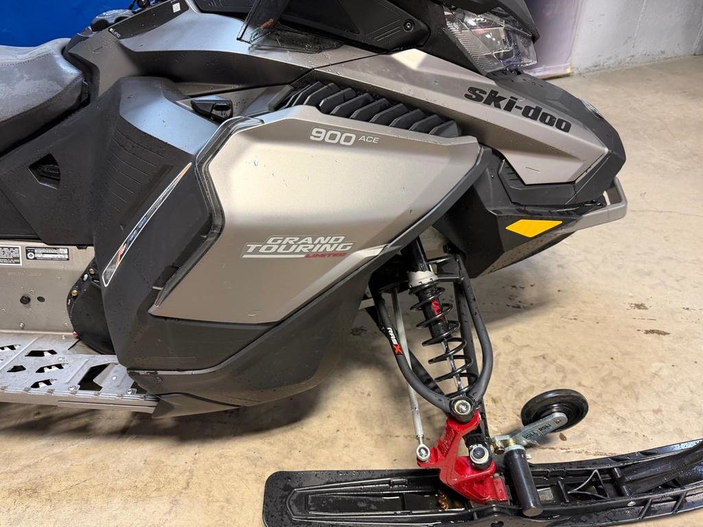 Ski-Doo GRAND TOURING LIMITED 900  2023 à Charlemagne, Québec - 4 - w1024h768px