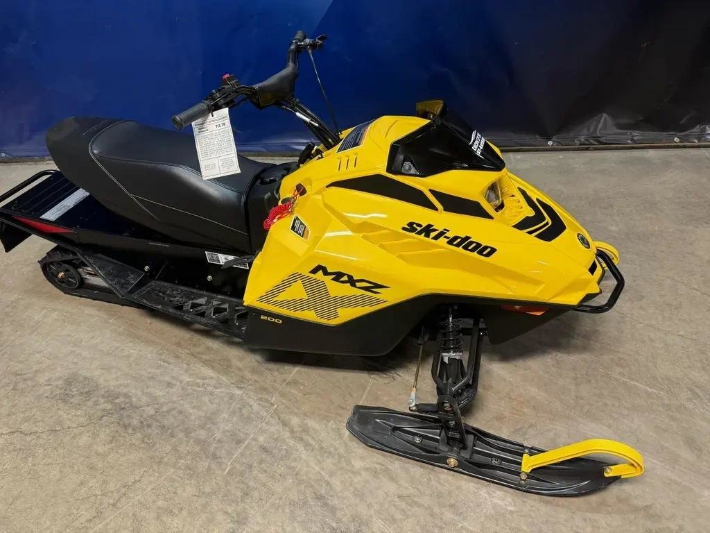 Ski-Doo MXZ 200  2025 à Charlemagne, Québec - 2 - w1024h768px