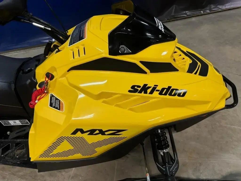 2027 Ski-Doo MXZ 200 in Charlemagne, Quebec - 3 - w1024h768px