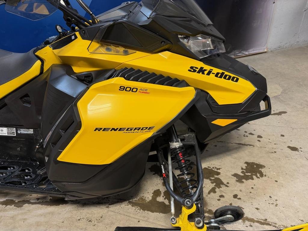 Ski-Doo RENAGADE Adrenaline 900 Turbo 130  2023 à Charlemagne, Québec - 4 - w1024h768px