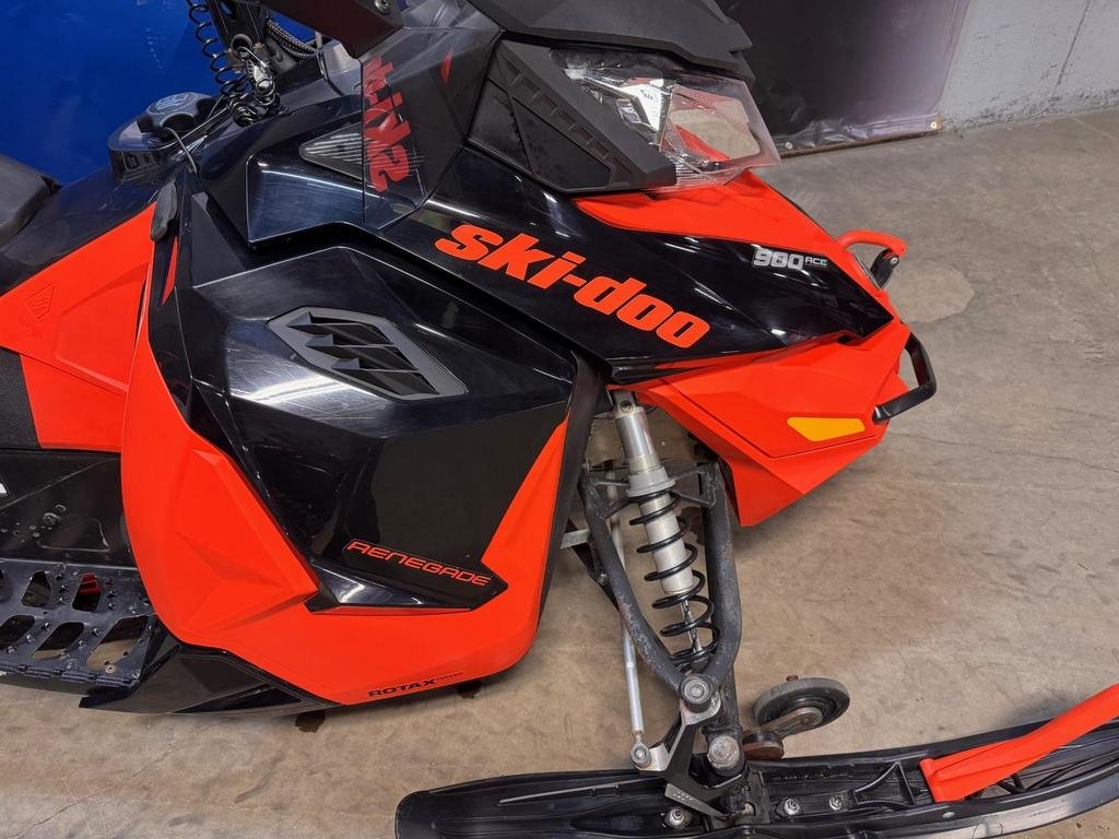 Ski-Doo Renegade Adrenaline 900 ACE  2016 à Charlemagne, Québec - 4 - w1024h768px